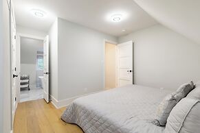 Cozy Houses in Downtown Toronto by GLOBALSTAY