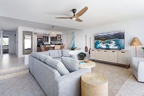 Pu'u Poa 303 2 Bedroom Condo by RedAwning