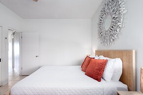 Pu'u Poa 303 2 Bedroom Condo by RedAwning