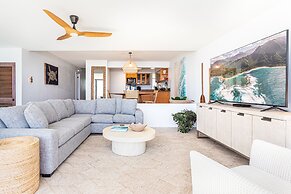 Pu'u Poa 303 2 Bedroom Condo by RedAwning