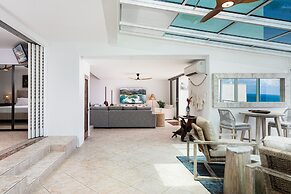 Pu'u Poa 303 2 Bedroom Condo by RedAwning