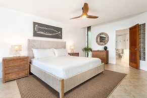 Pu'u Poa 303 2 Bedroom Condo by RedAwning