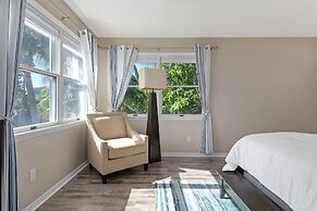 Walk To Beach Recently Renovated Sleeps 6 2 Bedroom Condo by RedAwning
