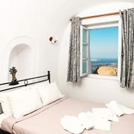 Impeccable Double Bed Villa in Imerovigli Santorin