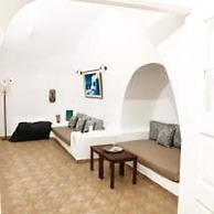 Impeccable Double Bed Villa in Imerovigli Santorin