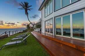 Bond House 4 Bedroom Home by RedAwning