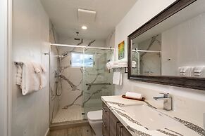 Bond House 4 Bedroom Home by RedAwning