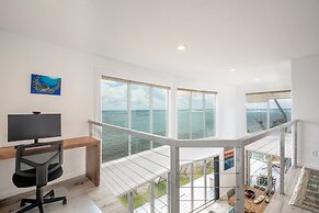 Bond House 4 Bedroom Home by RedAwning