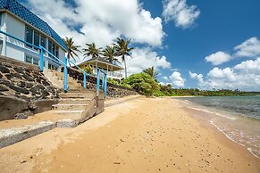 Bond House 4 Bedroom Home by RedAwning