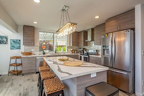 Bond House 4 Bedroom Home by RedAwning