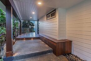 Bond House 4 Bedroom Home by RedAwning