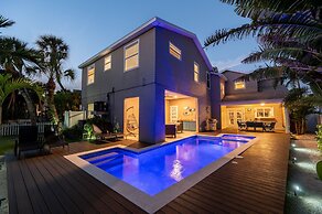 NEW Bay Dreamin 4 Bedroom Private Pool Spa Beach Front Property 3 Home