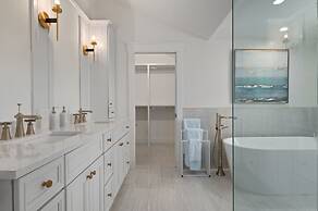 NEW Bay Dreamin 4 Bedroom Private Pool Spa Beach Front Property 3 Home