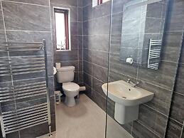 Leap Year Cottage by Lake Beaghcauneen in Clifden