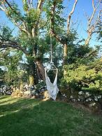 Leap Year Cottage by Lake Beaghcauneen in Clifden