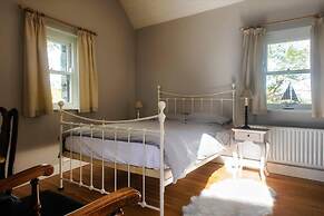 Leap Year Cottage by Lake Beaghcauneen in Clifden