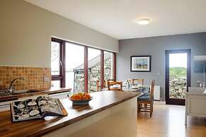 Leap Year Cottage by Lake Beaghcauneen in Clifden