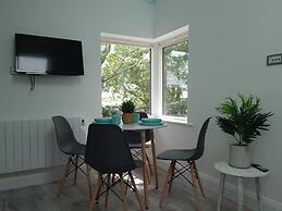 Leap Year Cottage by Lake Beaghcauneen in Clifden