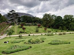 Leap Year Cottage by Lake Beaghcauneen in Clifden