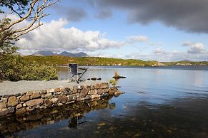 Leap Year Cottage by Lake Beaghcauneen in Clifden