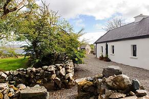 Leap Year Cottage by Lake Beaghcauneen in Clifden