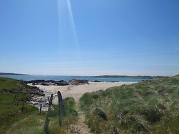 Leap Year Cottage by Lake Beaghcauneen in Clifden