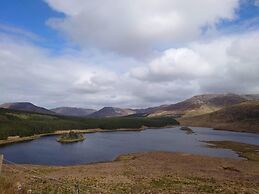 Leap Year Cottage by Lake Beaghcauneen in Clifden
