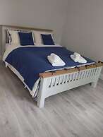 Leap Year Cottage by Lake Beaghcauneen in Clifden