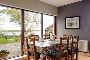 Leap Year Cottage by Lake Beaghcauneen in Clifden