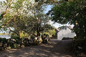 Leap Year Cottage by Lake Beaghcauneen in Clifden