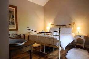 Leap Year Cottage by Lake Beaghcauneen in Clifden