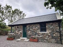 Leap Year Cottage by Lake Beaghcauneen in Clifden