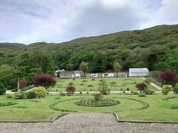 Leap Year Cottage by Lake Beaghcauneen in Clifden