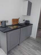 Leap Year Cottage by Lake Beaghcauneen in Clifden