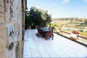 Villeleynah Amazing Gozitan Villa + Pool