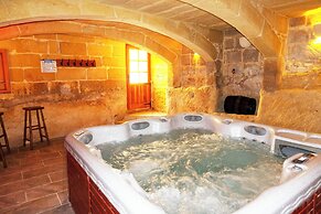 Villeleynah Amazing Gozitan Villa + Pool