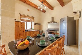 Centre Island Gozitan Farmhouse & Pool