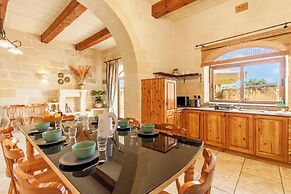Centre Island Gozitan Farmhouse & Pool