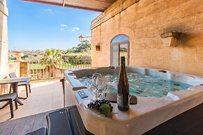 Centre Island Gozitan Farmhouse & Pool