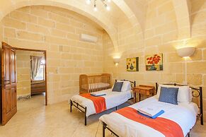 Centre Island Gozitan Farmhouse & Pool