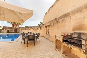 Centre Island Gozitan Farmhouse & Pool