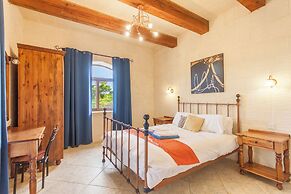 Centre Island Gozitan Farmhouse & Pool