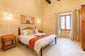 Centre Island Gozitan Farmhouse & Pool
