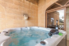Centre Island Gozitan Farmhouse & Pool