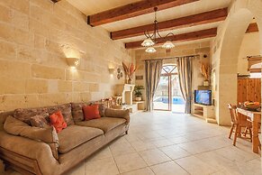 Centre Island Gozitan Farmhouse & Pool