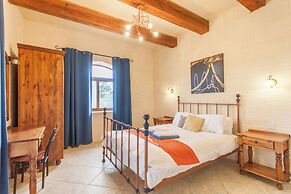 Centre Island Gozitan Farmhouse & Pool