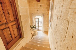 Centre Island Gozitan Farmhouse & Pool