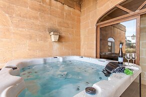 Centre Island Gozitan Farmhouse & Pool