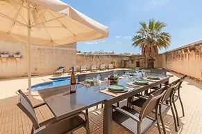 Centre Island Gozitan Farmhouse & Pool