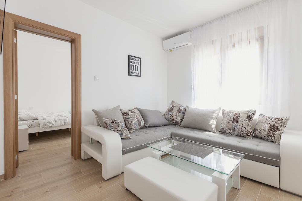 Muo Sea Front Apartments Kotor